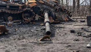 دبابة مدمرة في أوكرانيا - أرشيفية