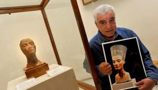 حواس يحمل صورة لرأس نفرتيتي