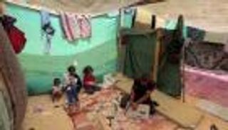 يصنع لبناته «شباشب» من خشب في غزة