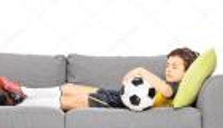 واقعة طريفة.. طفل ينام في مباراة كرة قدم