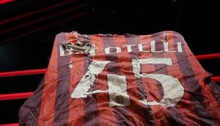 قميص بالوتيلي الممزق مع ميلان