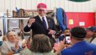 أحدث زلات بايدن.. الرئيس يرتدي قبعة تأييد ترامب (فيديو)