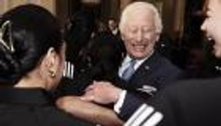 عناق جماعي يخرق البروتوكول الملكي.. الملك تشارلز يلبي رغبة فتيات