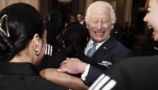 الملك تشارلز مع اللاعبات