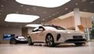 واشنطن تشعل الحرب التجارية.. 100% رسوما على السيارات الكهربائية الصينية