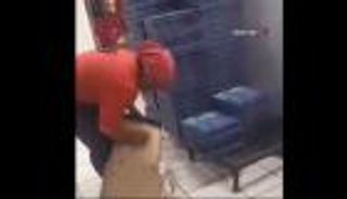 موظفة في مطعم بيتزا تنظف العلب المتسخة لإعادة استخدامها (فيديو)