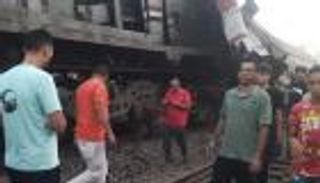 حالتا وفاة و30 إصابة في حادث قطاري الزقازيق.. عمليات الإنقاذ مستمرة (صور)