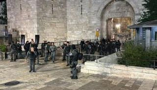 الشرطة الإسرائيلية تغلق باب العمود