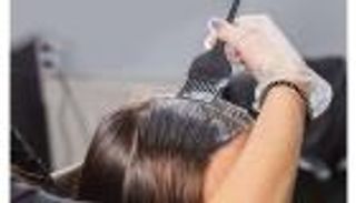 مكون في صبغة الشعر يتسبب في فقدان سيدة لبصرها