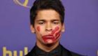 «يد حمراء على الفم».. سر الظهور الغريب في حفل توزيع جوائز إيمي 2024