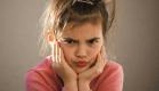 "التجاهل والتشتيت".. 10 نصائح للتعامل مع الطفل العنيف