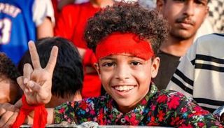 أحد مشجعي كرة القدم الصغار في عدن