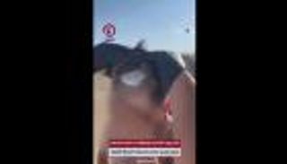 حيلة إبليس.. شاب يحاول تهريب المخدرات تحت شعره المستعار (فيديو)