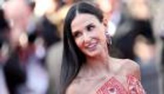 ديمي مور تسحر الأضواء بفستان أحمر كريستالي في عرض فيلمها الجديد