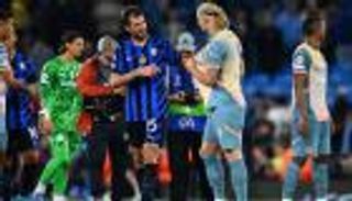 «اذهب إلى الجحيم».. مدافع إنتر يفجر سخرية هالاند (فيديو)