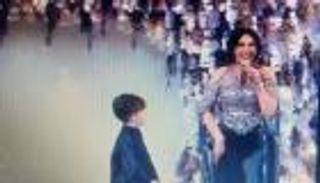 رقصة أحلام مع طفل على المسرح تحصد تفاعلا كبيرا (فيديو)