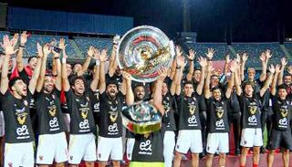 لحظة سقوط قاعدة درع الدوري المصري