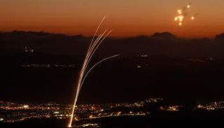 لحظات اعتراض صواريخ حزب الله في سماء إسرائيل