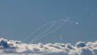 مقامرة محفوفة بالمخاطر.. هل يدفع الضغط العسكري حزب الله إلى الطاولة؟