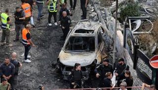 آثار غارة شنها حزب الله على منطقة حيفا بإسرائيل