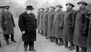 تشرشل يتفقد الجنود خلال الحرب العالمية الثانية