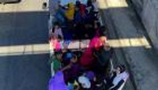 «نزوح عكسي».. مئات الأشخاص يعبرون من لبنان إلى سوريا