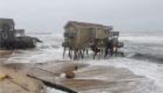 انهيار منزل في مياه أوتر بانكس بولاية كارولينا بسبب تآكل الساحل (فيديو)