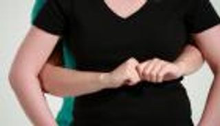 موظف في مطعم تركي ينقذ زبونا من الموت بمناورة هيمليك (فيديو)