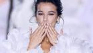 أول ظهور لبينار دينيز بعد شائعات حملها في أسبوع باريس للموضة