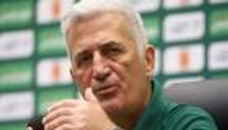 صاحب القلب الكبير.. 3 لقطات إنسانية لمدرب منتخب الجزائر