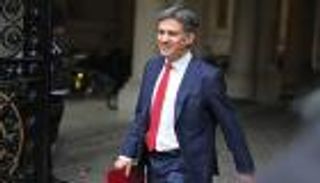 ضغوط على وزير الطاقة البريطاني للحسم في سباق «النووي العصري»