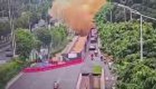 «بركان من البراز» يغمر المشاة والسيارات في الصين (فيديو)