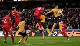 إبراهيما كوناتي مدافع ليفربول يسجل ضد ولفرهامبتون