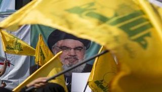 صورة حسن نصر الله خلال تجمع لأنصاره في بيروت