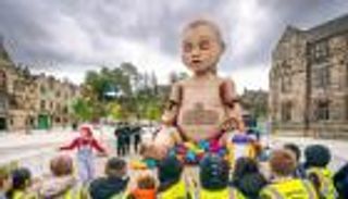 «ليلى» تصدم البريطانيين.. دمية عملاقة تخيف سكان روتشديل