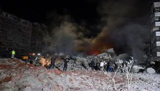 مسعفون في موقع غارة إسرائيلية على ضاحية بيروت الجنوبية