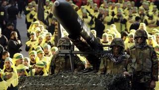 عناصر من حزب الله في عرض عسكري