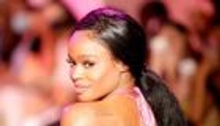 أزيليا بانكس تتهم سوق سمك في بريطانيا بإصابتها بمرض غير محدد