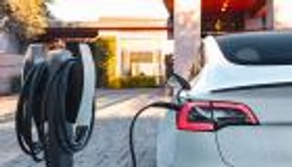 فريق بقيادة باحث مصري يطوّر بطاريات سريعة الشحن للسيارات الكهربائية (فيديو)