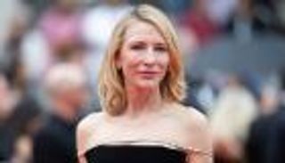 أغرب إطلالة.. كيت بلاشيت ترتدي ملابس من الشعر المستعار (صور)