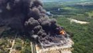 كارثة كيميائية في جورجيا.. حريق مختبر يدفع السكان للإخلاء الفوري