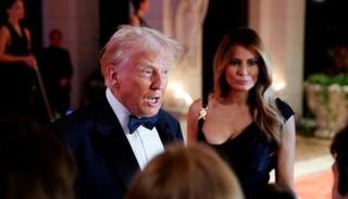 ترامب متحدثا للصحفيين قبل التوجه للاحتفال بالعام الجديد