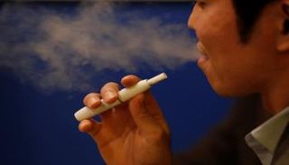 شخص يدخن السجائر