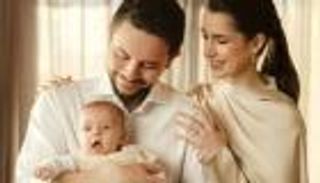 صورة تجمع الأمير الحسين والأميرة رجوة مع طفلتهما تشعل موجة إعجاب