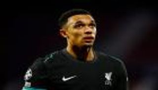 لعيون ريال مدريد.. أساطير إنجلترا يحرضون ألكسندر أرنولد