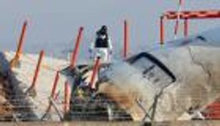 بدء أعمال إزالة حطام الطائرة الكورية المنكوبة.. سبب الكارثة ما زال مجهولا