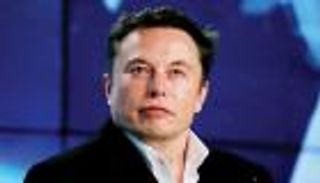 ماسك «يستبدل» حليفه في بريطانيا.. يميني سجين بمقعد فاراغ