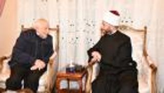 وزير الأوقاف المصري يزور الفنان رشوان توفيق في لقاء ودي