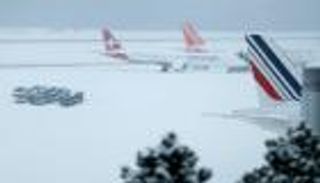الثلوج تعيق حركة النقل الجوي بأوروبا.. شلل بمطارات إنجلترا وألمانيا وهولندا   