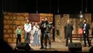 «رح نبنيها» يفتتح أول عرض مسرحي غنائي في حلب بعد سقوط الأسد